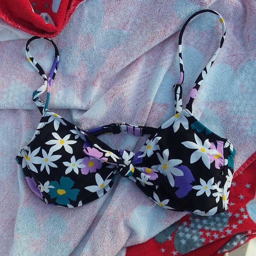 🎉10 For $10🎉👙NWOT Xhilaration Bikini Top. Size Large(Juniors)